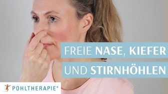 Frau haelt sich Nasenloch zu